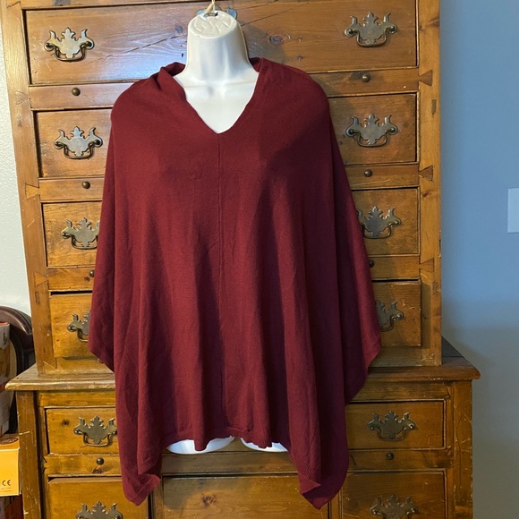 Woman’s Sweater Knit Cape/Poncho Pullover One Size Fits Most - Picture 2 of 2